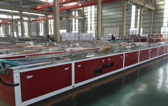 Máquina avançada de fabricação de perfis de plástico de PVC WPC para fabricação de painéis de portas interiores