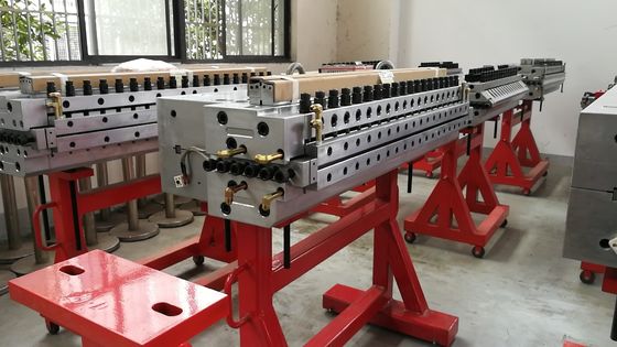 Molde de extrusão de placas de espuma P20 de cavidade única de 1320 mm para móveis e placas publicitárias