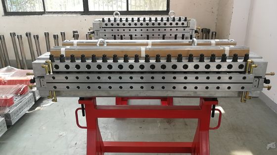 Molde de extrusão de placas de espuma P20 de cavidade única de 1320 mm para móveis e placas publicitárias