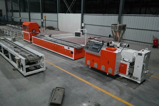 Equipamento de extrusão para linha de produção de painéis de portas WPC