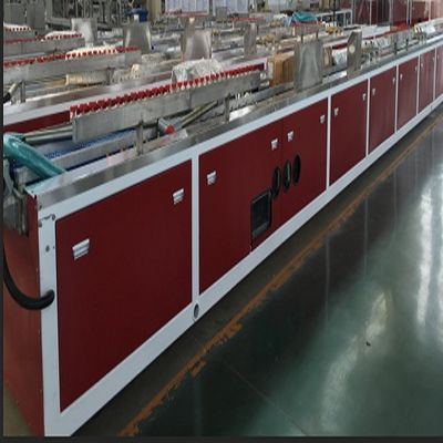 Linha de extrusão de blocos de revestimento de perfis WPC de 37 kW para madeira e plástico