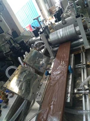 Máquina de fabricação de perfis de revestimento de revestimento de plástico PE WPC de duplo parafuso para 150-200kg/h Capacidade