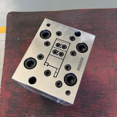 Molde de extrusão para acabamento de prata de perfil de acoplamento de janela UPVC e modo de formação de filme de PVC