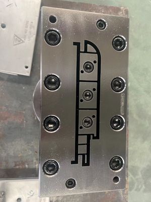 Eletroplatação Poluição Tratamento de superfície WPC extrusão molde para OEM WPC estrutura de porta