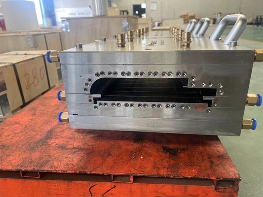 Eletroplatação Poluição Tratamento de superfície WPC extrusão molde para OEM WPC estrutura de porta