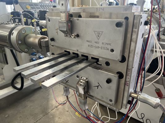 Linha de produção de extrusão de WPC de plástico de madeira para piso de 150 mm de largura