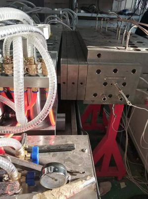 Máquina de extrusão de painéis de portas UPVC/WPC para obras de construção