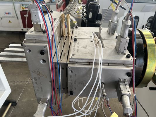 Linha de máquina de extrusão WPC de parafusos cónicos contra-rotativos para produção superior