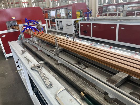 Linha de máquina de extrusão WPC de parafusos cónicos contra-rotativos para produção superior