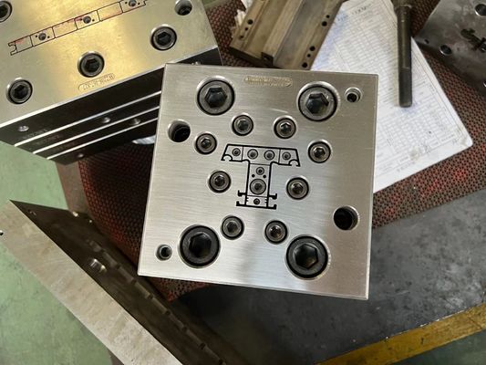Máquina de fabricação de moldes de extrusão UPVC para painéis decorativos de parede de plástico