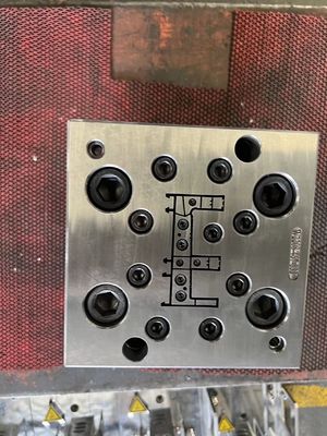 Linha de extrusão de moldes de UPVC de tamanho personalizado com polir de galvanizado