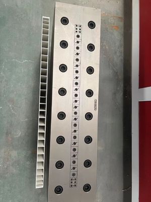 1 Calibrador de extrusão de plástico de PVC de cavidade para moldes de painéis de portas de PVC em tamanho personalizado