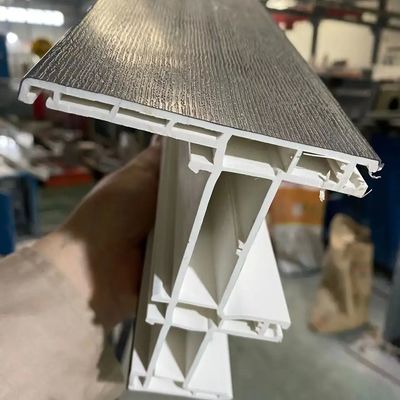 Máquina de moldagem por extrusão de janela de coextrusão de PVC com tratamento de superfície de galvanização
