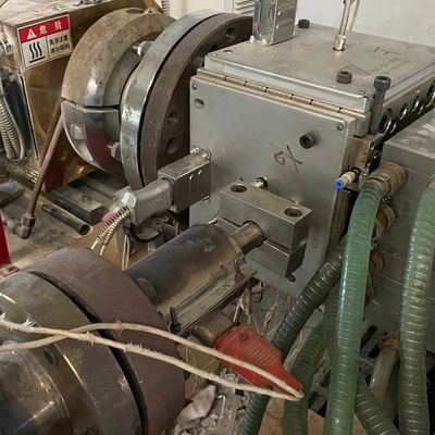 Máquina de moldagem por extrusão de janela de coextrusão de PVC com tratamento de superfície de galvanização