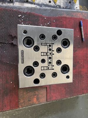 Construção de esquinas de perfil de PVC personalizado com 3CR17 Material de molde Produção e design