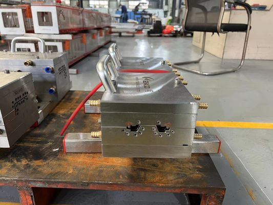 Processo de criação de perfis de placa base de extrusão de UPVC para madeira de PVC