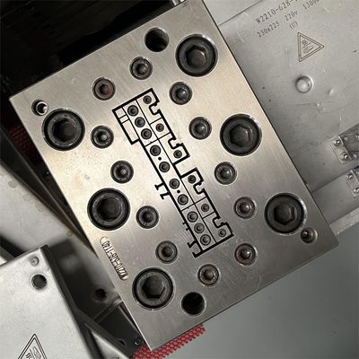 Molde de plástico de prata personalizado para linha de produção de WPC PVC Skirting Baseboard Profile
