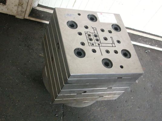 Extrusão de perfis de PVC para janelas e portas em acabamento prateado com material de molde 3CR17