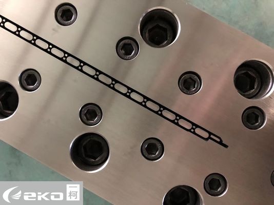 Formas de extrusão para a fabricação de placas de malha de parede e portas de prata