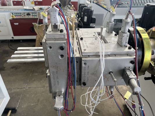 Máquina de produção de revestimento de WPC com 261*31mm de molde de pavimento oco e material PE