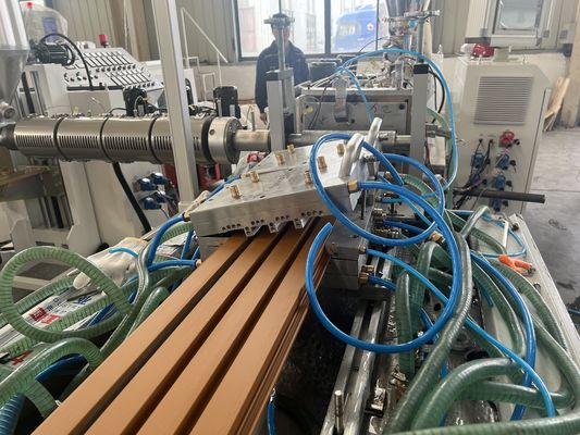 1 Linha de extrusão de pavimentos compostos de madeira de plástico e prata para painéis de parede PE